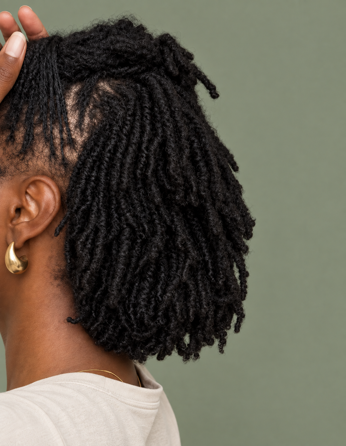 Femme avec des microlocks courtes et récentes vues de dos